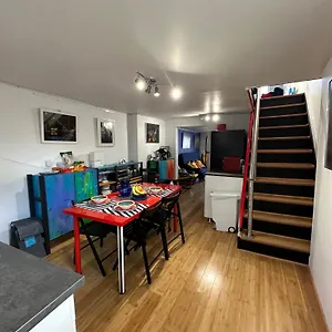 Unique Artsy 2 Bdrm 1.5 Mi From Downtown Apartment