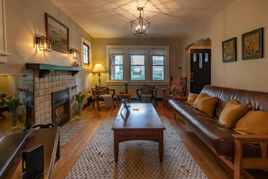 Craftsmen Charmer With Easy City & Airport Access Pittsburgh